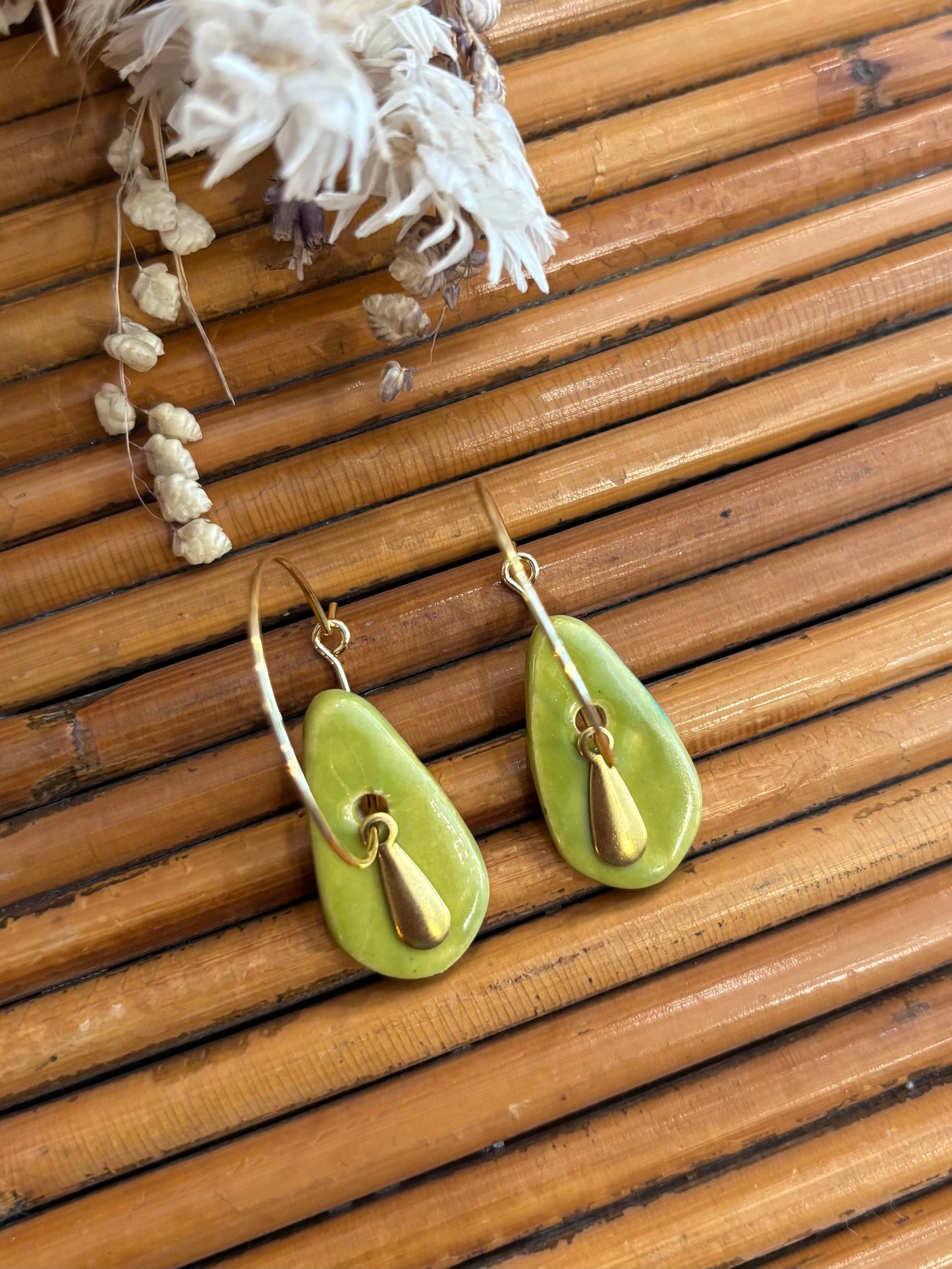 Boucles d'oreilles en céramique petite goutte vert prairie