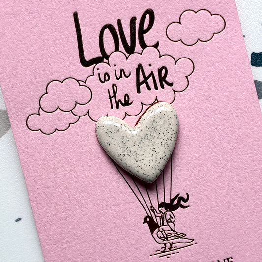 Pin’s en céramique grand cœur love is in the air blanc moucheté