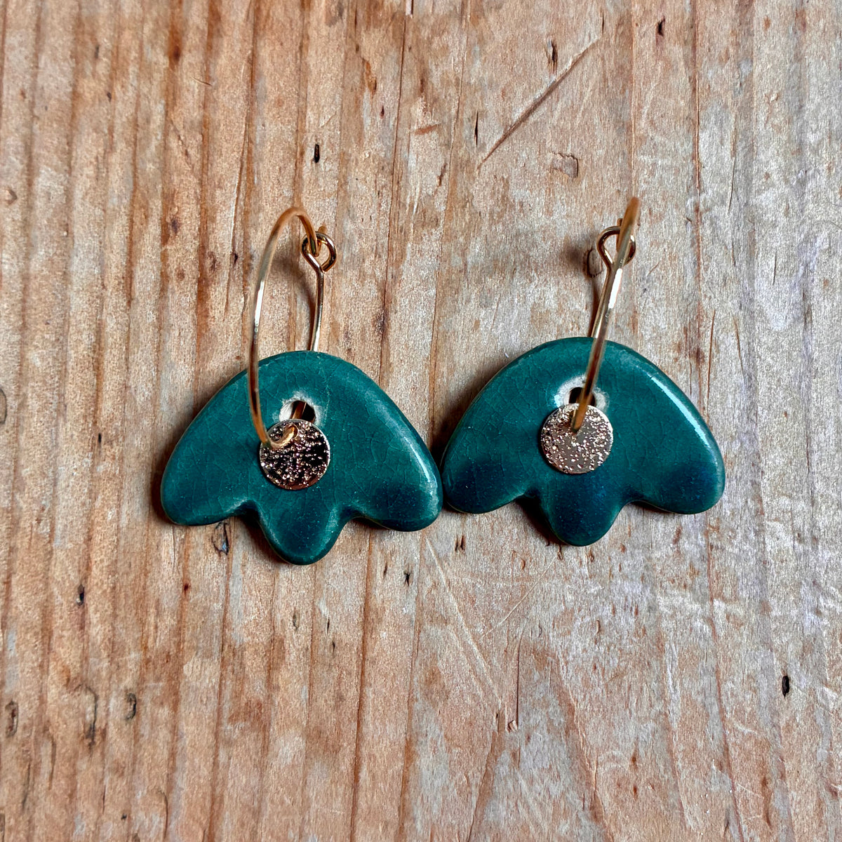Boucles d'oreilles en céramique vagues vert profond