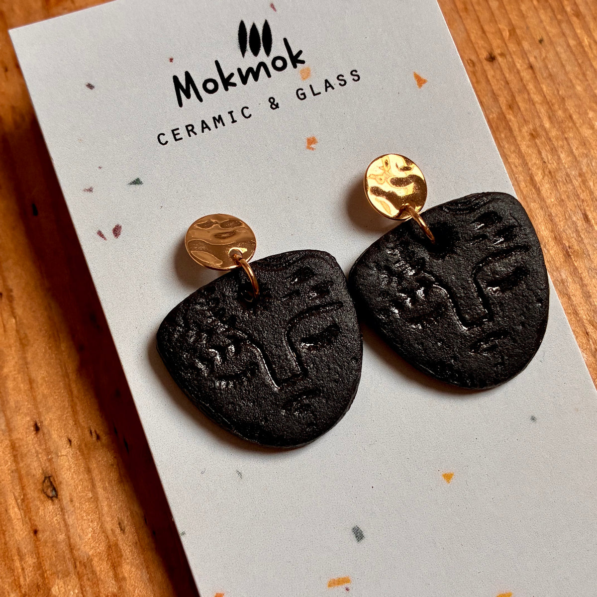 Boucles d'oreilles en céramique visage noir
