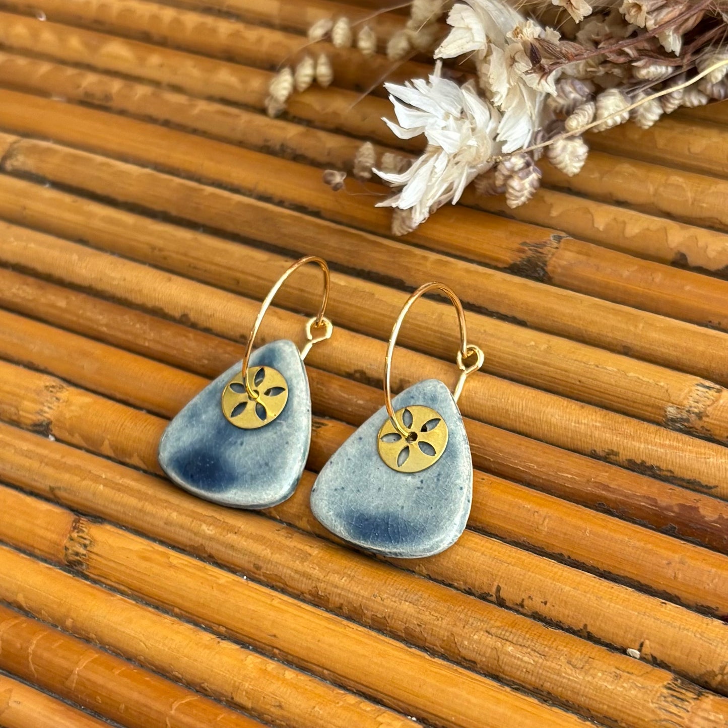 Boucles d'oreilles en céramique galet nuance bleutée