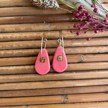 Charger l&#39;image dans la galerie, Boucles d&#39;oreilles en céramique petite goutte corail
