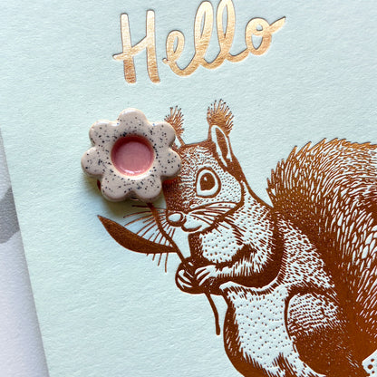 Pin’s en céramique fleur écureuil rose