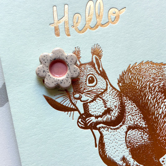 Pin’s en céramique fleur écureuil rose