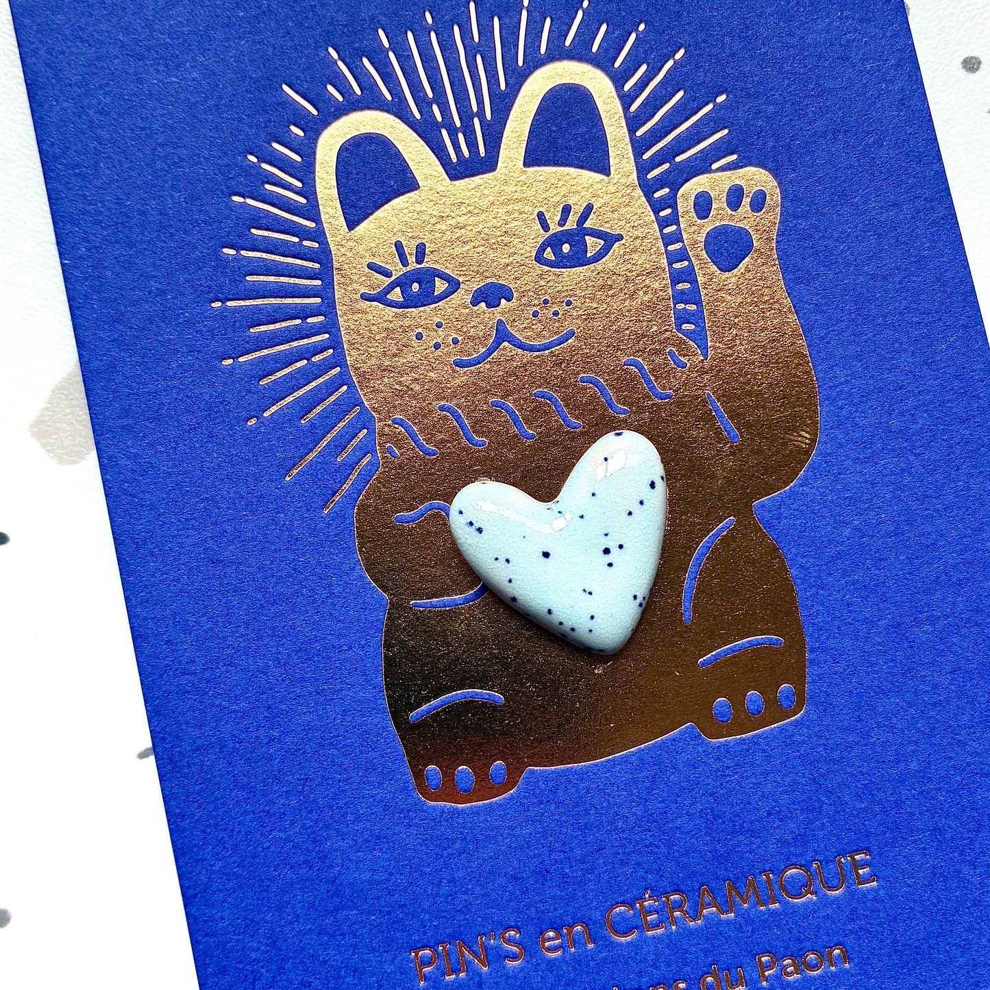 Pin’s en céramique cœur lucky cat bleu moucheté