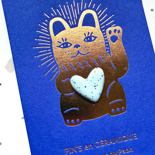 Pin’s en céramique cœur lucky cat bleu moucheté