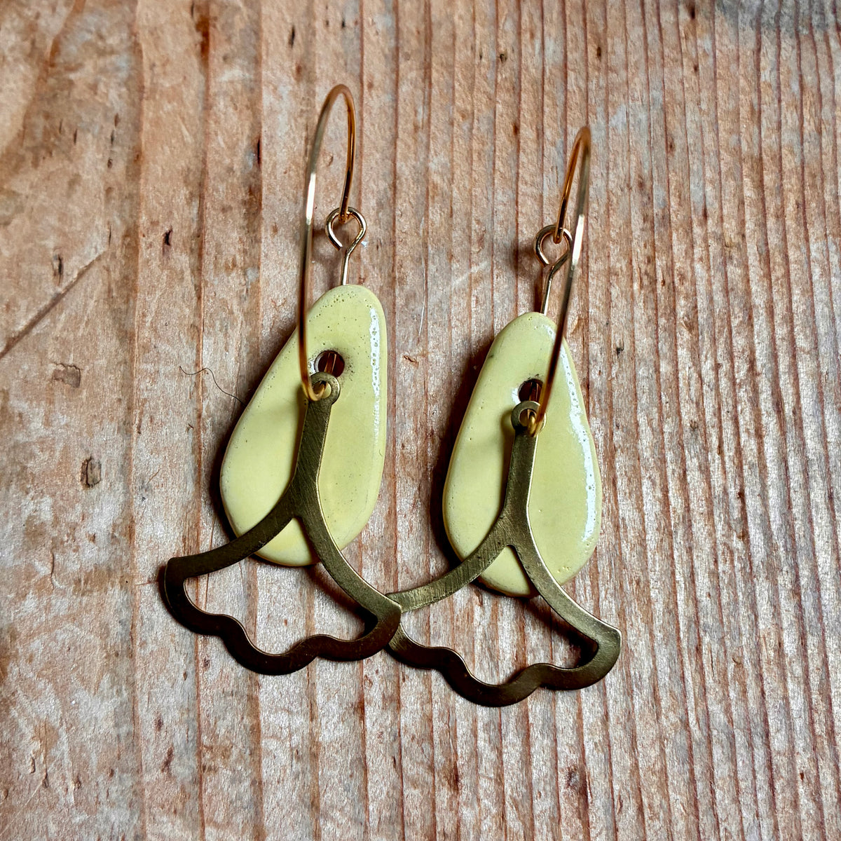 Boucles d'oreilles en céramique goutte jaune pâle