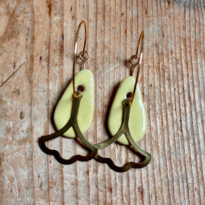 Boucles d'oreilles en céramique goutte jaune pâle