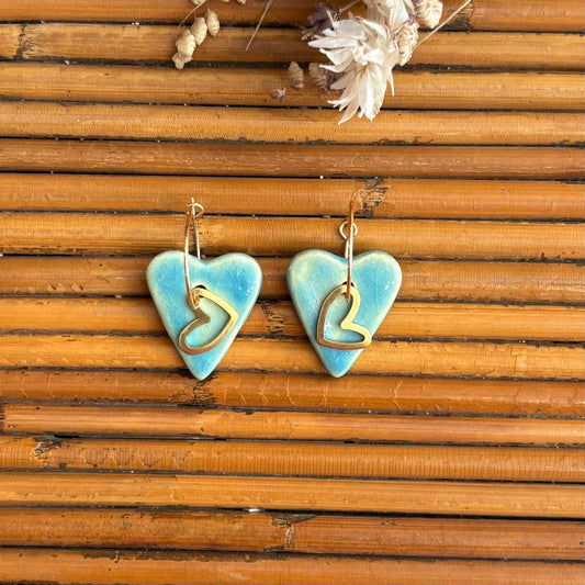 Boucles d'oreilles en céramique coeur nuance bleu ciel