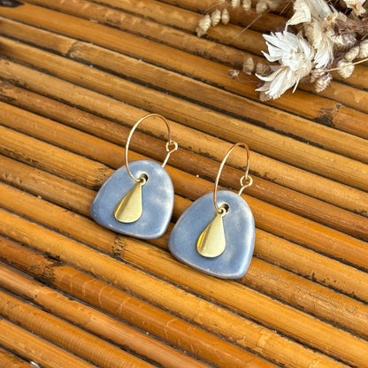 Boucles d'oreilles en céramique galet nuance bleu clair