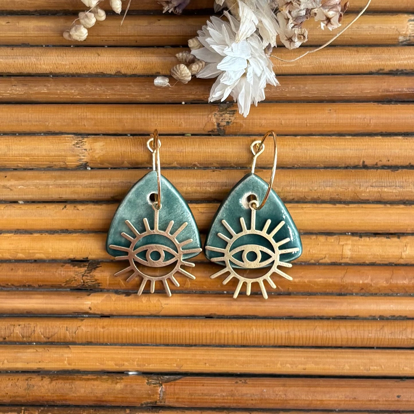 Boucles d'oreilles en céramique galet vert et œil de soleil