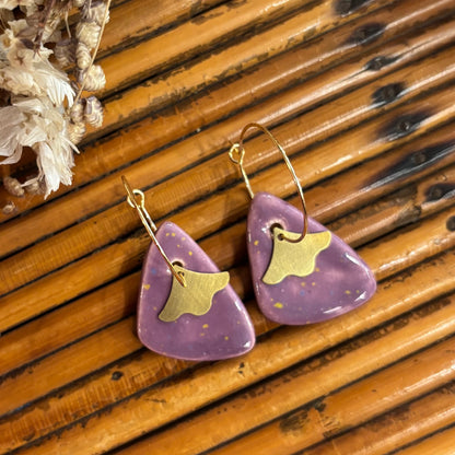 Boucles d'oreilles en céramique triangle mauve