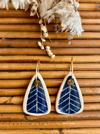 Boucles d'oreilles en céramique grande feuille bleu