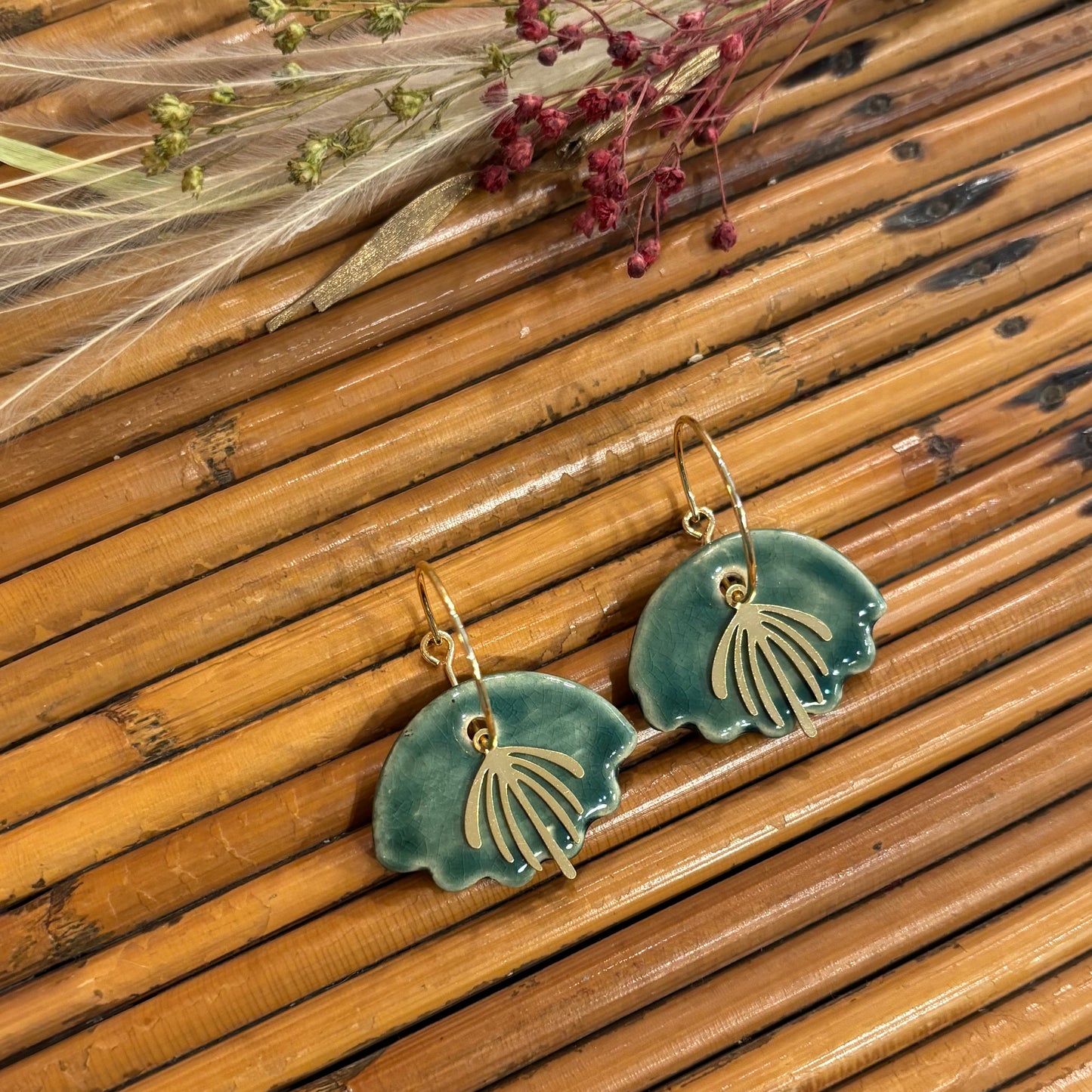 Boucles d'oreilles en céramique coquillage nuances vertes
