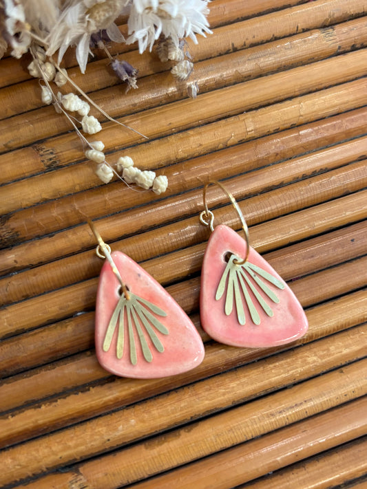 Boucles d'oreilles en céramique triangle rose saumon