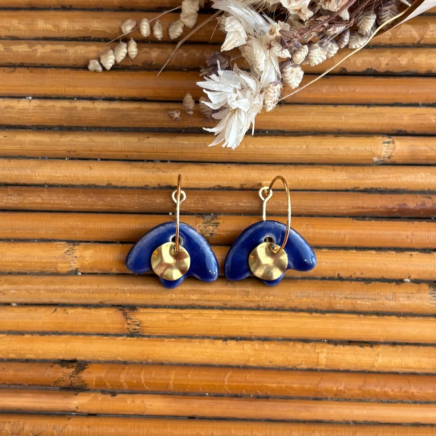 Boucles d'oreilles en céramique feuille bleu et rond doré