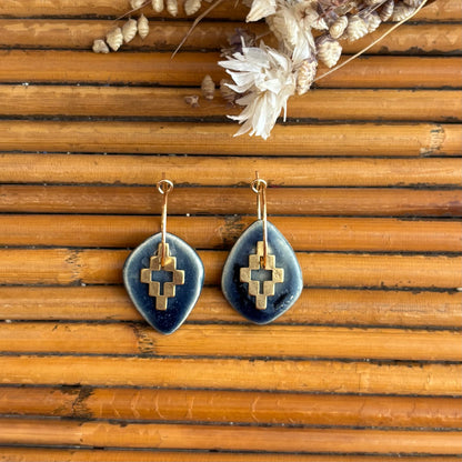 Boucles d'oreilles en céramique goutte bleu et croix et losange pixels