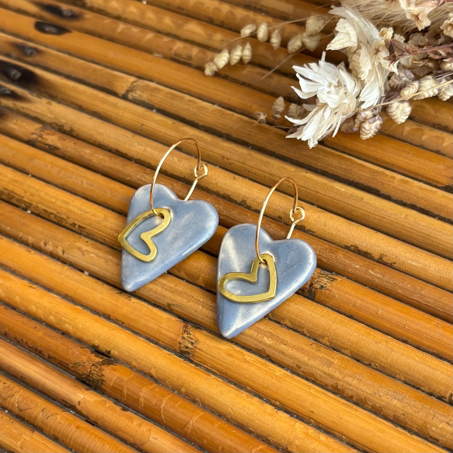 Boucles d'oreilles en céramique coeur nuance bleutée