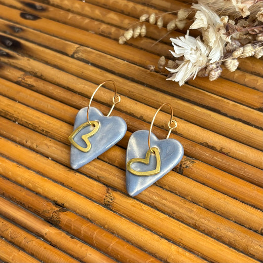 Boucles d'oreilles en céramique coeur nuance bleutée