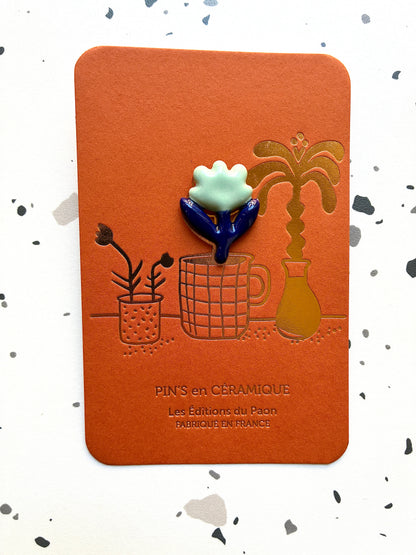 Pin’s en céramique fleur bleu nuit et vert d’eau