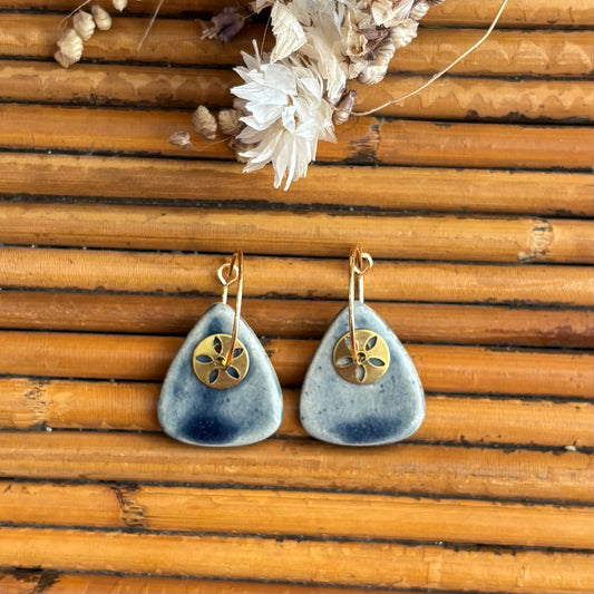 Boucles d'oreilles en céramique galet nuance bleutée