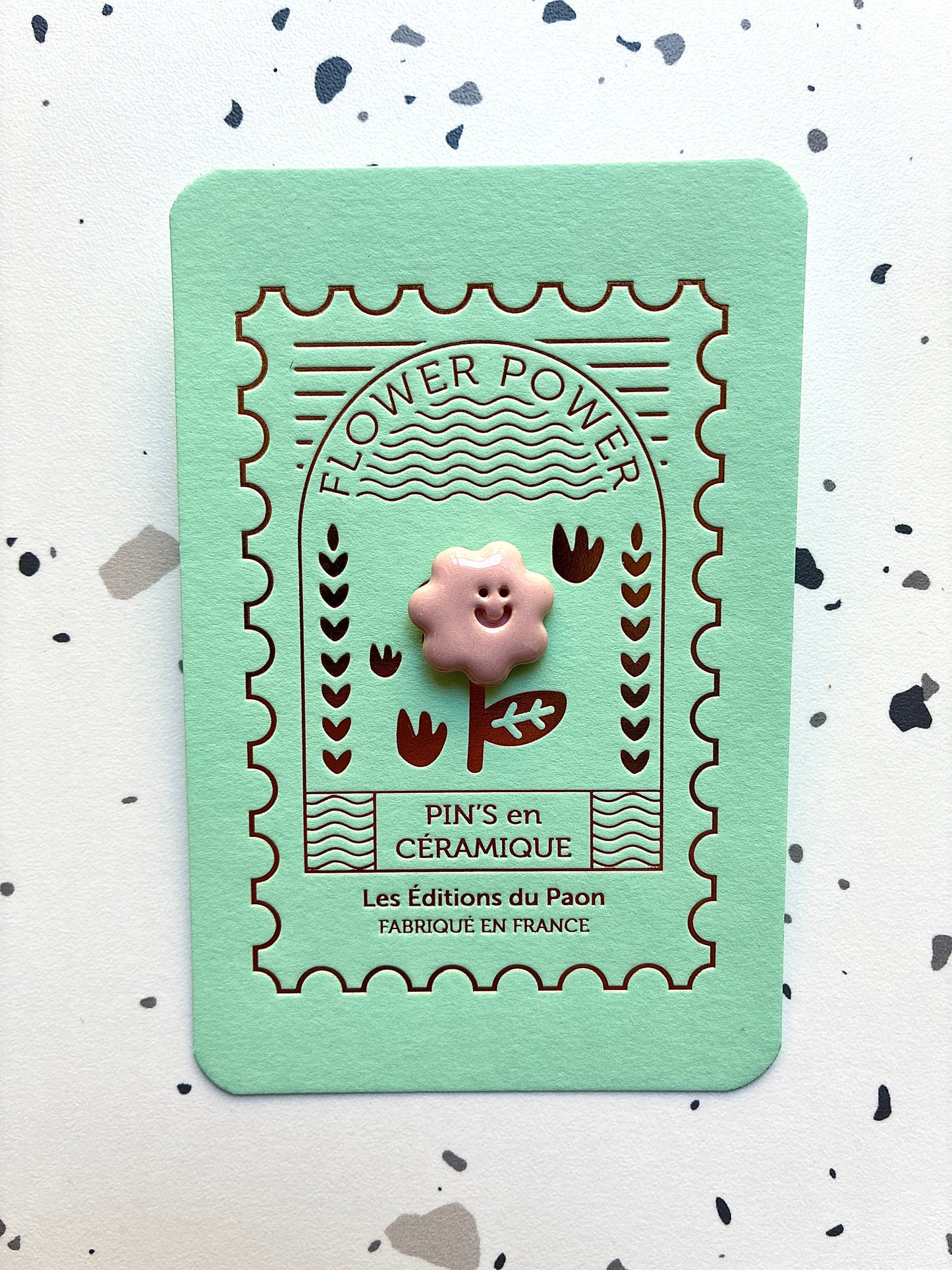 Pin’s en céramique fleur smiley rose pastel