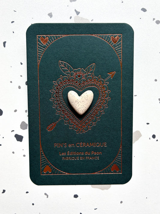 Pin’s en céramique cœur blanc moucheté