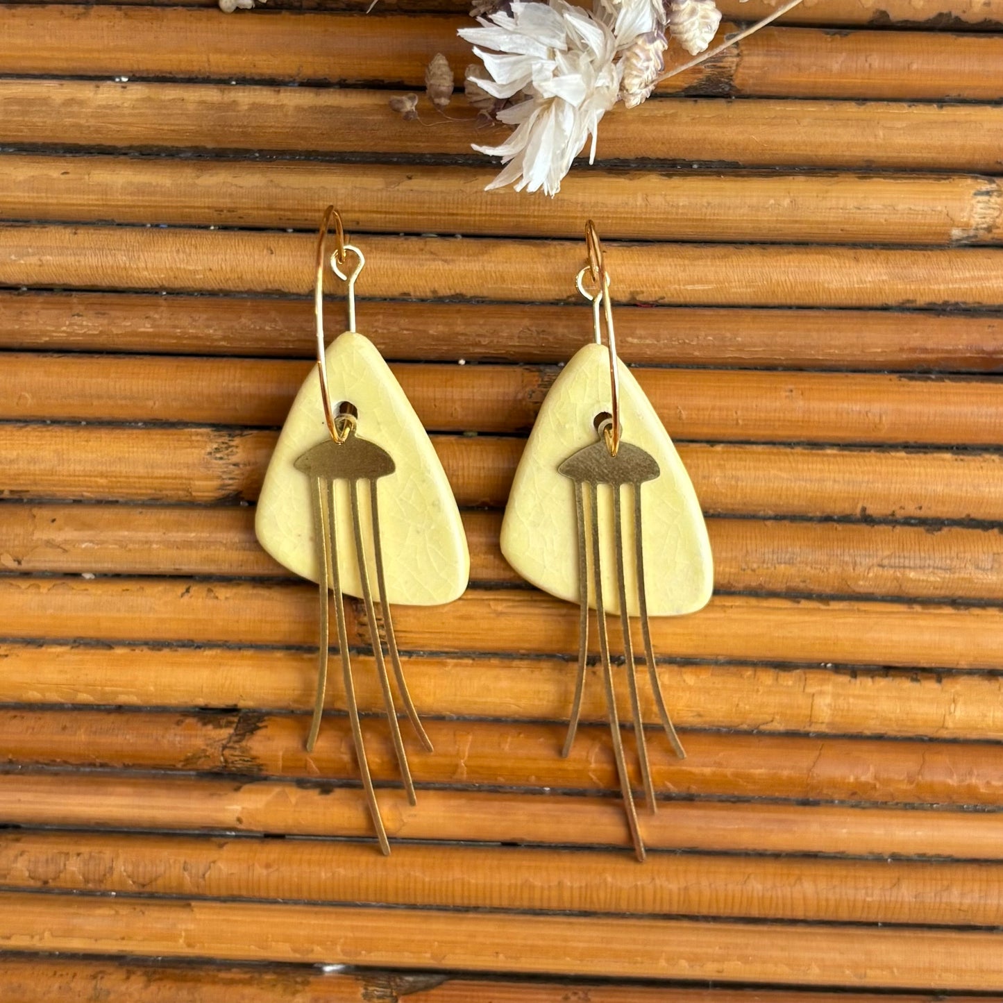 Boucles d'oreilles en céramique triangle jaune et méduse