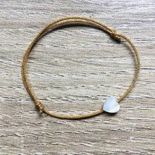 Charger l&#39;image dans la galerie, Bracelet Camille nacre doré enfant
