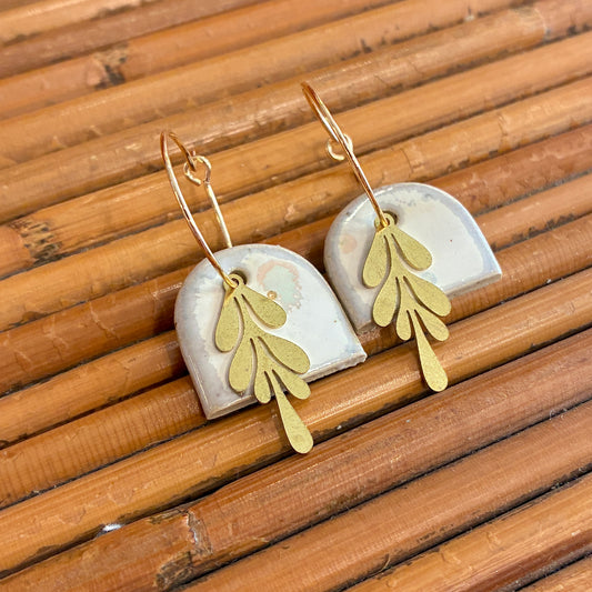 Boucles d'oreilles nuances blanches grises