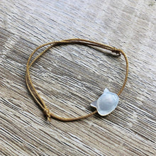 Charger l&#39;image dans la galerie, Bracelet Camille nacre doré enfant
