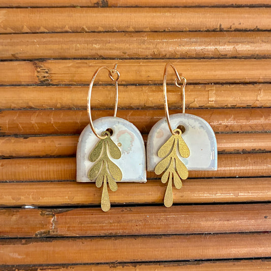 Boucles d'oreilles nuances blanches grises
