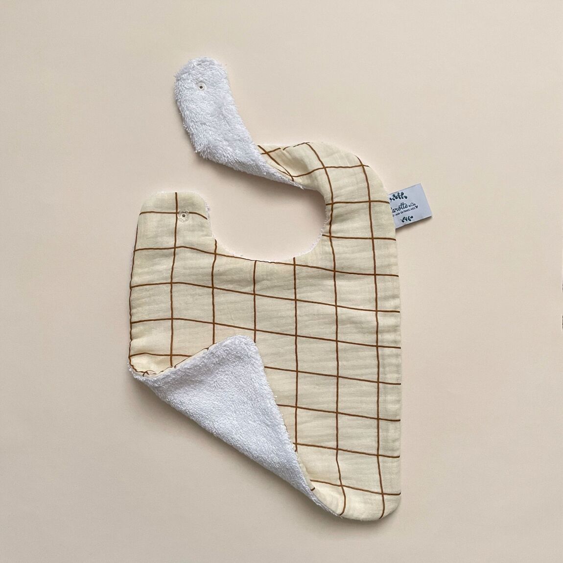 Bavoir à carreaux beige et camel