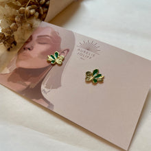 Charger l&#39;image dans la galerie, Boucles d&#39;oreilles Nymphéa vert émeraude
