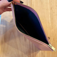 Charger l&#39;image dans la galerie, Pochette en cuir rose
