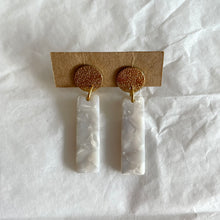 Charger l&#39;image dans la galerie, Boucles d’oreilles Charlie nacre
