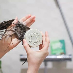 Shampoing solide pour cheveux gras à l’argile verte et à la spiruline