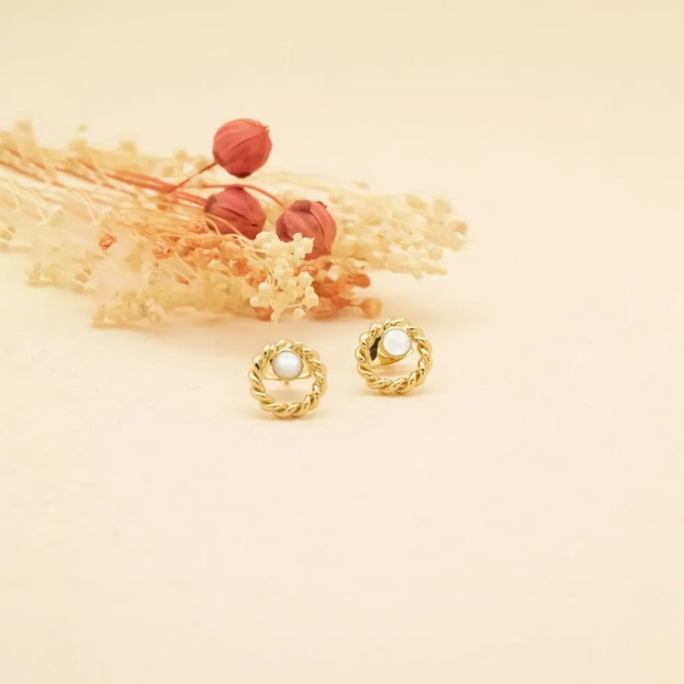 Boucles d'oreilles puces Angela nacre