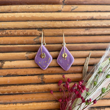 Charger l&#39;image dans la galerie, Boucles d&#39;oreilles en céramique losange violet tacheté
