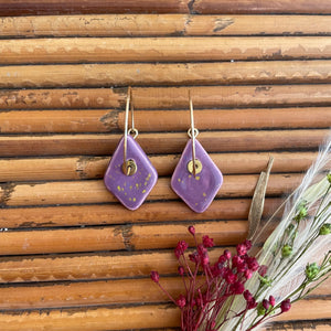 Boucles d'oreilles en céramique losange violet tacheté