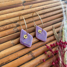 Charger l&#39;image dans la galerie, Boucles d&#39;oreilles en céramique losange violet tacheté
