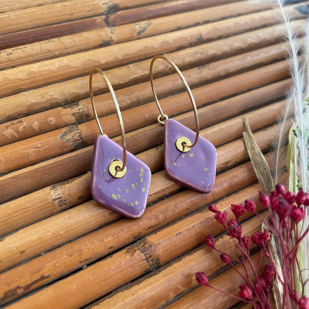 Boucles d'oreilles en céramique losange violet tacheté