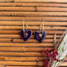 Charger l&#39;image dans la galerie, Boucles d&#39;oreilles en céramique cœur violet
