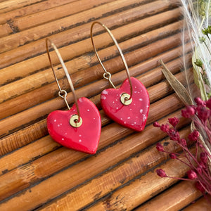 Boucles d'oreilles en céramique cœur rouge tacheté