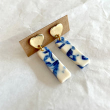 Charger l&#39;image dans la galerie, Boucles d’oreilles Charlie ❤️ blanches et bleues
