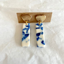 Charger l&#39;image dans la galerie, Boucles d’oreilles Charlie ❤️ blanches et bleues
