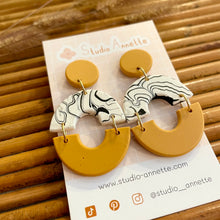 Charger l&#39;image dans la galerie, Boucles d’oreilles Louisette bicolores moutarde

