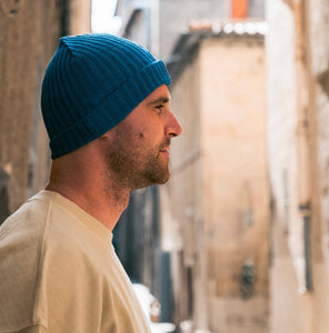 Bonnet en laine et acrylique bleu électrique