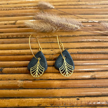 Charger l&#39;image dans la galerie, Boucles d&#39;oreilles en céramique sapins
