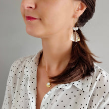 Charger l&#39;image dans la galerie, Boucles d’oreilles La malicieuse blanches

